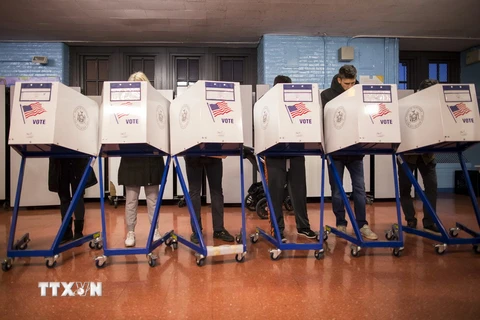 Cử tri Mỹ bỏ phiếu tại một địa điểm bầu cử ở New York. (Nguồn: AP/TTXVN)