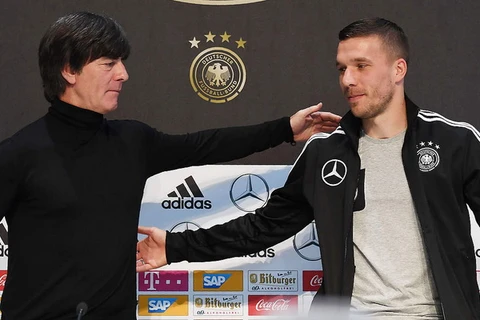 Joachim Löw và Lukas Podolski tại buổi họp báo. (Nguồn: Dfb.de)