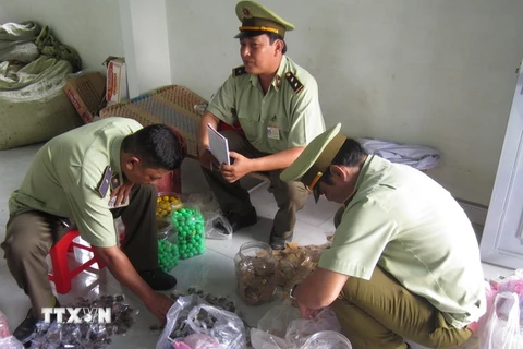Lực lượng chức năng kiểm tra Phòng chẩn trị y học cổ truyền Phước Khánh Đường. (Ảnh: K GỬIH/TTXVN)