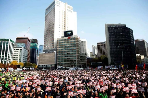 Người dân Hàn Quốc biểu tình phản đối yêu cầu tổng thống từ chức. (Nguồn: Reuters)