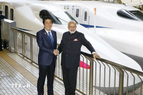 Thủ tướng Ấn Độ Narendra Modi (phải) đã cùng Thủ tướng Nhật Shinzo Abe (trái) đi thử tàu siêu tốc Shinkansen. (Nguồn: AP/TTXVN)