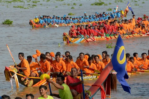 Các đội đua tranh tài tại Lễ hội đua thuyền truyền thống ở Phnom Penh ngày 13/11. (Nguồn: AFP/TTXVN)