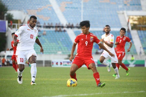 Myanmar (áo đỏ) thua đậm Oman ngay trên sân nhà. (Nguồn: MMF)