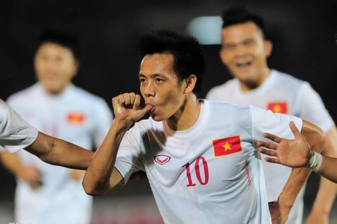 Văn Quyết mở tỷ số cho Việt Nam trước Myanmar ở trận ra quân AFF Cup 2016. (Nguồn: Zing.vn)