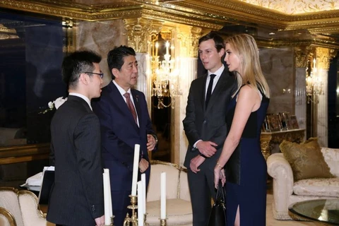 Cô con gái của ông Trump là Ivanka cùng chồng là doanh nhân Jared Kushner trò chuyện với thủ tướng Nhật Bản Shinzo Abe. (Nguồn: Reuters)
