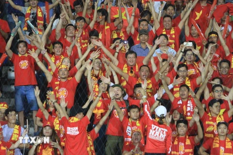 Các cổ động viên Việt Nam trên khán đài cổ vũ cho đội tuyển Việt Nam trong trận đấu với Myanmar. (Ảnh: TTXVN)