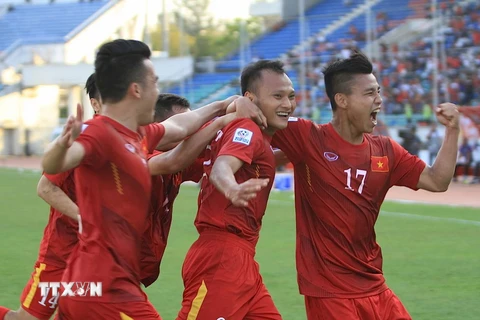 Tuyển Việt Nam sớm vào bán kết AFF Cup 2016. (Ảnh: Minh Tiến/TTXVN)