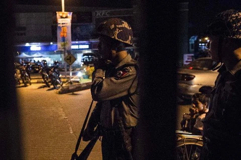 Cảnh sát Myanmar có mặt tại hiện trường vụ nổ bom cách đây 4 ngày. (Nguồn: AFP)