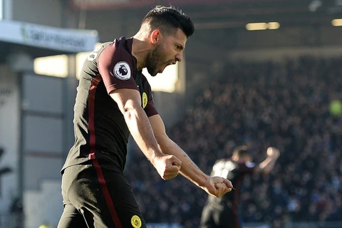 Aguero đưa Man City tạm leo lên ngôi đầu Premier League. (Nguồn: AFP/Getty Images)