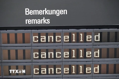 Bảng thông báo các chuyến bay bị hủy do cuộc đình công của các phi công tại sân bay Leipzig-Halle ở Schkeuditz, Đức ngày 25/11. (Nguồn: EPA/TTXVN)