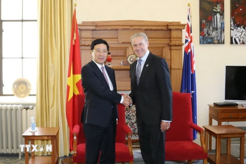Phó Thủ tướng, Bộ trưởng Ngoại giao Phạm Bình Minh chào xã giao Chủ tịch Quốc hội New Zealand David Carter. (Ảnh: Khánh Lin/TTXVN)