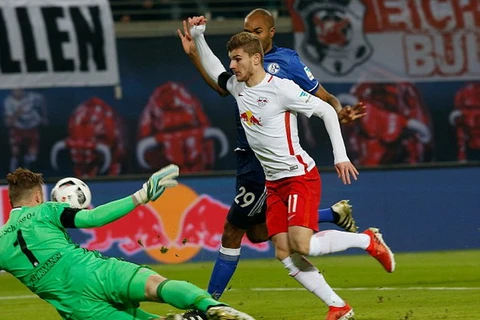 Timo Werner ăn vạ mang penalty về cho RB Leipzig. (Nguồn: Reuters)