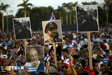 Hàng nghìn người dân Cuba tham dự lễ mít tinh tưởng niệm Lãnh tụ kính yêu Fidel Castro ở Santiago de Cuba. AP/TTXVN