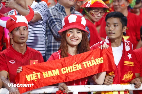 Nữ cổ động viên xinh đẹp Việt Nam trên khán đài sân Mỹ Đình.(Ảnh: Minh Chiến/Vietnam+)