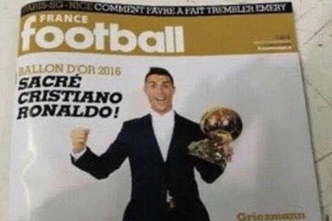 Hình ảnh Ronaldo giành Quả bóng vàng đăng trên tạp chí France Football. (Nguồn: Daily Mail)