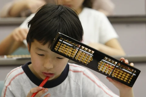 Một học sinh Nhật Bản đang làm bài tập. (Nguồn: Reuters)