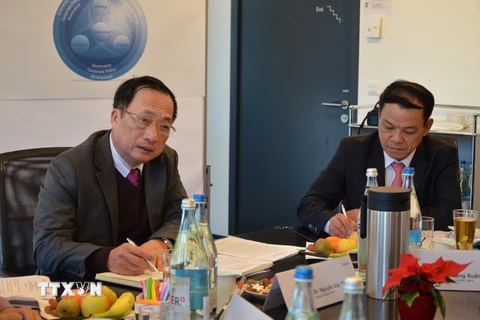 Thượng tướng Nguyễn Văn Thành (trái) trong buổi làm việc với lãnh đạo Viện Nghiên cứu và Tư vấn về quản trị Malik. (Ảnh: Hoàng Hoa/TTXVN)