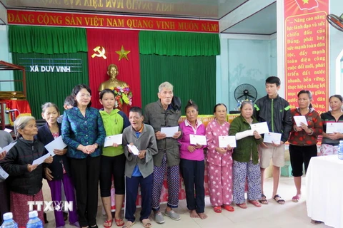 Phó Chủ tịch nước Đặng Thị Ngọc Thịnh tặng quà cho nhân dân xã Duy Vinh, huyện Duy Xuyên, Quảng Nam. (Ảnh: Nguyễn Sơn-TTXVN)