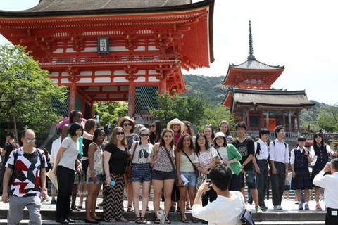 Khách quốc tế chụp ảnh khi tham quan ở Nhật Bản. (Nguồn: Nikkei Asian Review)
