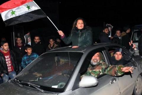 Người dân Aleppo đổ ra đường ăn mừng giải phóng. (Nguồn: AFP)