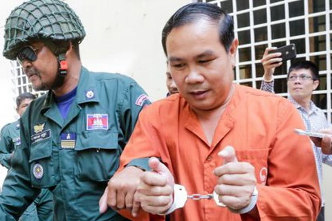 Cảnh sát Campuchia dẫn giải ông Um Sam An (áo cam). (Nguồn: phnompenhpost)