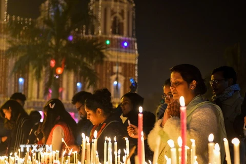  Người dân Ấn Độ cầu nguyện trong lễ Giáng sinh ở New Delhi ngày 24/12.(Nguồn: AFP/TTXVN)
