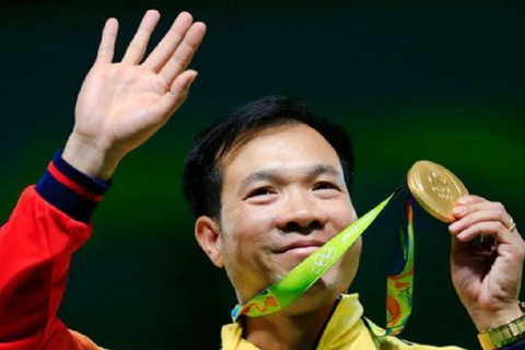 Xạ thủ Hoàng Xuân Vinh với tấm huy chương vàng lịch sử. (Nguồn: AP)