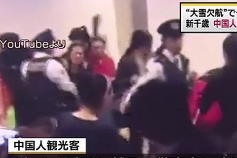 Du khách Trung Quốc đụng độ cảnh sát Nhật Bản. (Nguồn: shanghaiist.com)