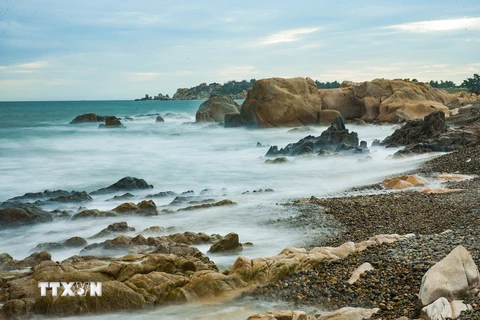Nhiều khối đá hình thù kỳ lạ, quần thể đá và bãi biển hoang sơ độc đáo này mang một vẻ đẹp ngỡ ngàng. (Ảnh: Minh Đức/TTXVN)