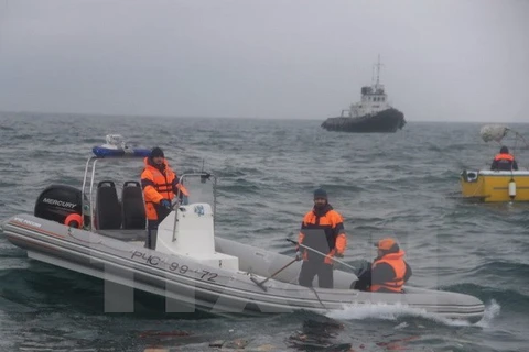 Các nhân viên cứu hộ tìm kiếm thi thể các nạn nhân trong vụ tai nạn máy bay trên Biển Đen ngày 25/12 vừa qua. (Ảnh: EPA/TTXVN)