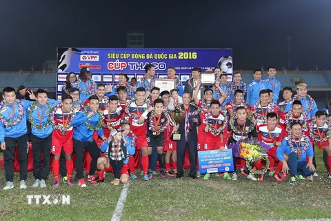 Đội Than Quảng Ninh nhận cúp vô địch. (Ảnh: Quốc Khánh/TTXVN)