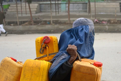 Một người phụ nữ đi mua hàng ở Afghanistan. (Nguồn: AFP)