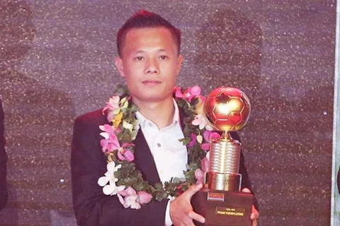 Thành Lương nhận Quả bóng vàng Việt Nam 2016.