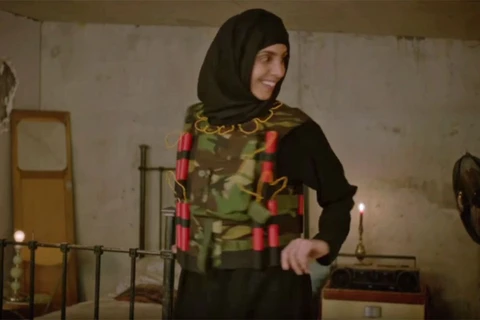 Một cô dâu vui vẻ chụp ảnh khi chiếc áo khoác đánh bom tự sát. (Nguồn: BBC)