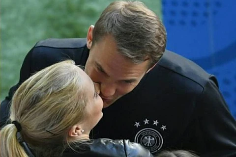 Neuer và Nina đã đính hôn. (Nguồn: instanonymous.co)
