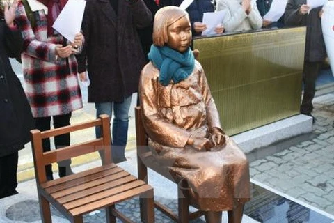 Bức tượng phụ nữ mua vui bên ngoài Lãnh sự quán Nhật Bản ở Busan. (Nguồn: Kyodo/TTXVN)