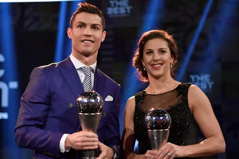 Cristiano Ronaldo và Carli Lloyd. (Nguồn: Getty Images)