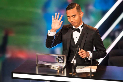 Mohd Faiz Subri trên bục nhận giải thưởng của FIFA. (Nguồn: Getty Images)