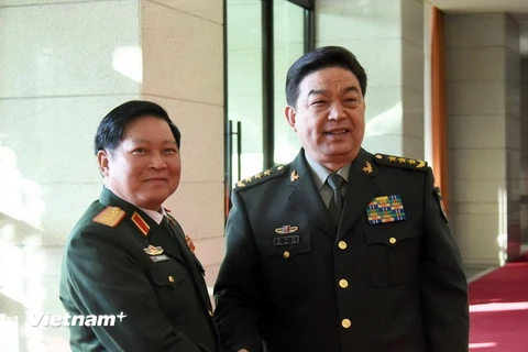 Hai Bộ trưởng Bộ Quốc phòng bắt tay thân mật. (Ảnh: Vĩnh Hà/Vietnam+)