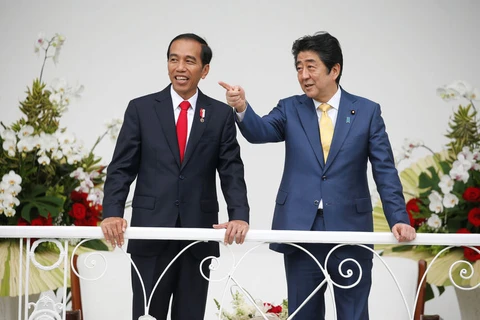 Thủ tướng Nhật Bản Shinzo Abe và Tổng thống Indonesia Joko Widodo. (Nguồn: the-japan-news.com)