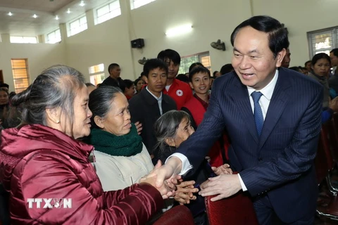 Chủ tịch nước Trần Đại Quang thăm hỏi, tặng quà và chúc Tết các gia đình chính sách của hai xã Nam Giang, Nam Lĩnh (huyện Nam Đàn). (Ảnh: Nhan Sáng/TTXVN)
