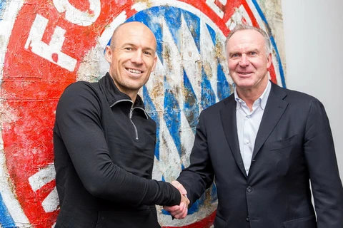 Robben trong buổi gia hạn hợp đồng với Bayern. (Nguồn: Fcb.de)