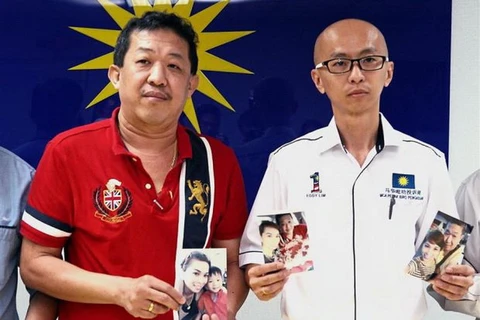 Ông Lim (trái) và doanh nhân Lee với ảnh vợ và con trai của ông Lee. (Nguồn: Thestar.com.my)