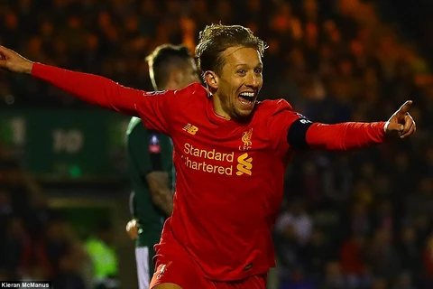 Lucas Leiva ghi bàn giúp Liverpool giành vé vào vòng 4 FA Cup. (Nguồn: Daily Mail)