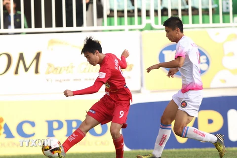 Hoàng Anh Gia Lai (áo đỏ) hòa Sài Gòn FC. (Ảnh: Dư Toán/TTXVN)