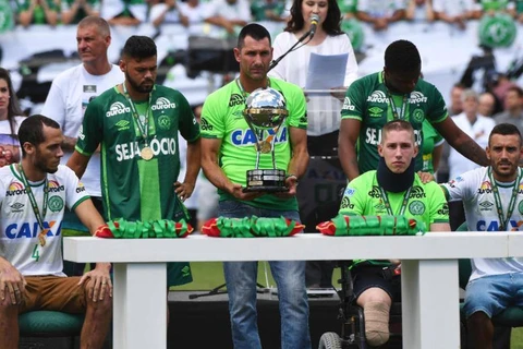 Lễ trao cúp và tưởng nhớ những cầu thủ cũng như tất cả 71 người bị nạn. (Nguồn: AFP)
