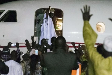 Cựu lãnh đạo lưu vong Yahya Jammeh rời Gambia. (Nguồn: AP)