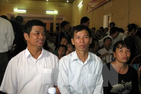 Ông Nguyễn Thanh Chấn (ngồi giữa) trong lần dự buổi công khai xin lỗi. (Ảnh: Dương Trí/TTXVN)