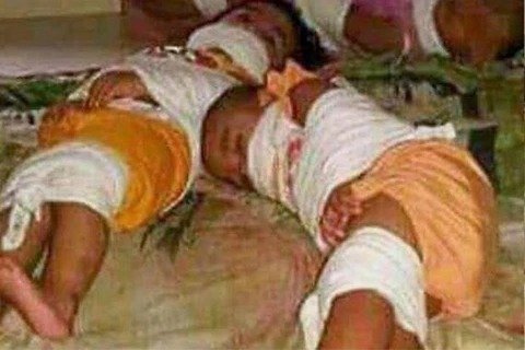 Các bé mầm non bị cô giáo trói chân tay, bịt kín miệng nằm lăn lóc trên sàn nhà. (Nguồn: Thestar.com.my)