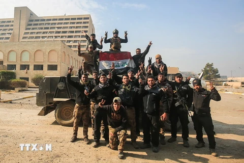 Các binh sỹ Iraq vui mừng sau khi giành lại quyền kiểm soát khu vực phía đông thành phố Mosul. (Nguồn: AFP/TTXVN)